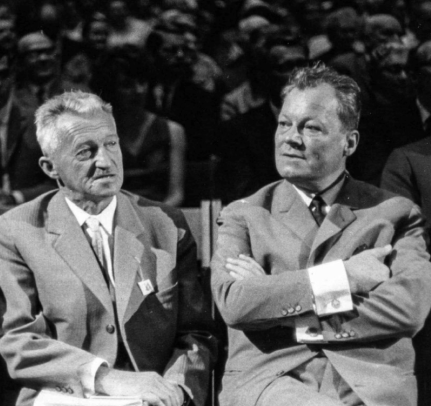 Wenzel Jaksch beim Tag der Deutschen im September 1965 in der Berliner Waldbühne zusammen mit dem Regierenden Bürgermeister Willy Brandt (Quelle: BdV­Archiv)